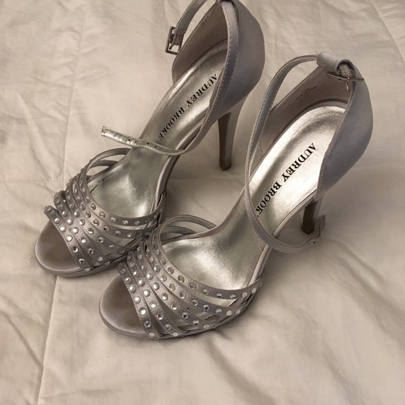 Audrey Brooke formal sandals - Picture 9 of 10